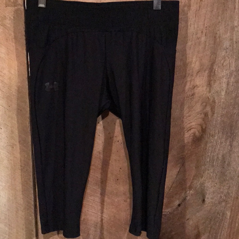 UA cropped black workout capris